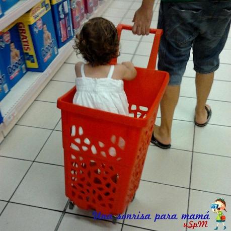 niña en cesta de la compra