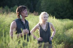 Emili Kinney dice que hay una conexion entre beth y daryl