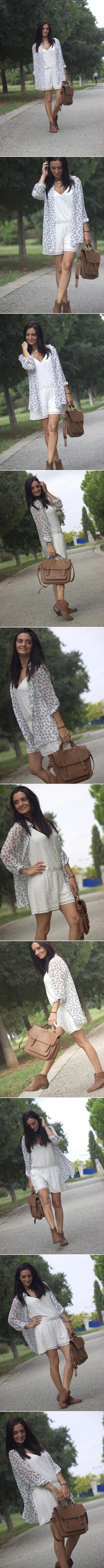 Mono con camisa vaporosa