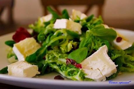Ensalada de queso de cabra y pasas