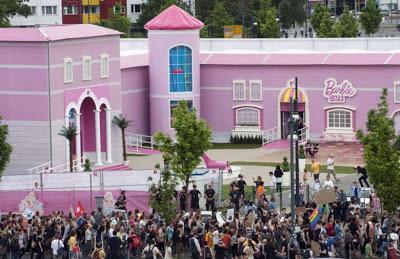 YA EXISTE LA CASA DE LA BARBIE EN TAMANHO REAL (BERLIN – ALEMANIA)