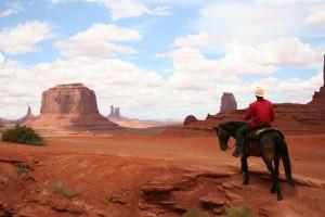 Un hombre navajo cruzando su territorio en caballo, su habitual modo de transporte / Lorenzo Ridi