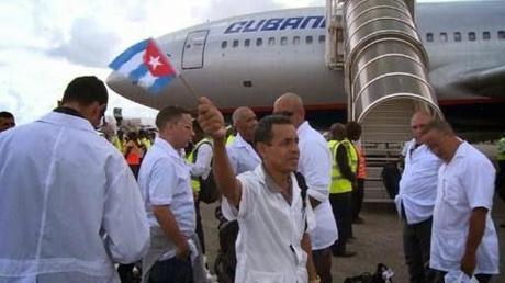 AFP muestra la llegada de los médicos cubanos a África, sin sesgar la noticia [+ video]