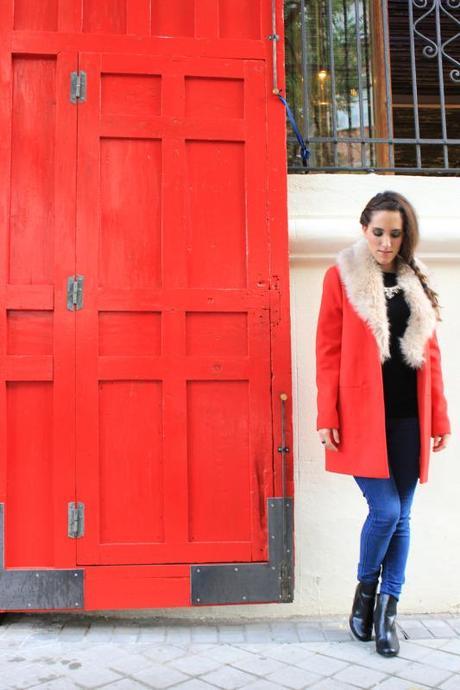 Red coat with fur collar Image and video hosting by TinyPic