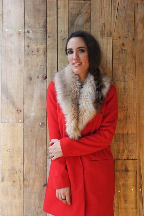 Red coat with fur collar Image and video hosting by TinyPic