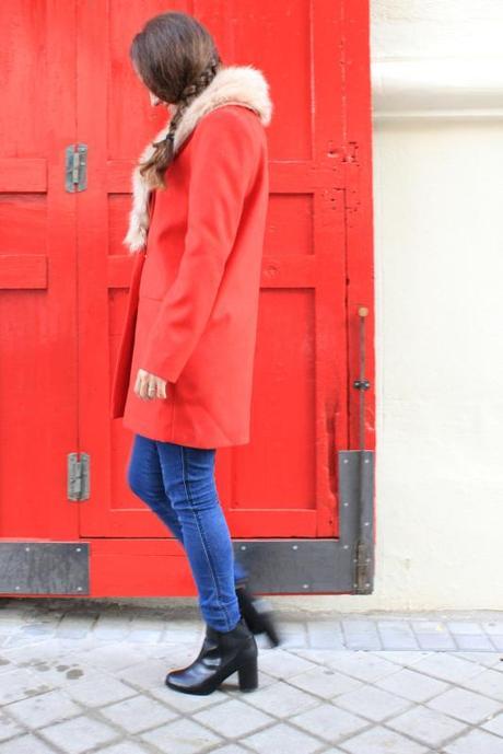 Red coat with fur collar Image and video hosting by TinyPic