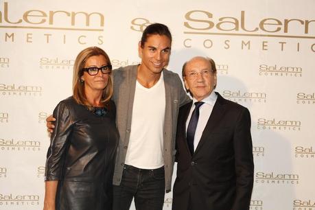 Julio Iglesias Jr flanqueado por Ana Ribes y Victor Martinez Vicario, vicepresidenta y presidente del grupo VMV Cosmetic Group respectivamente.