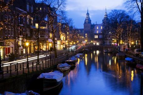 http://www.disfrutaamsterdam.com/fotos/amsterdam-atardecer.jpg