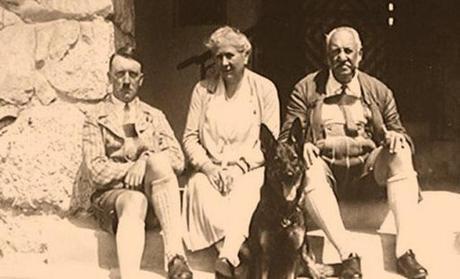 Adolf Hitler, el multimillonario Hitler junto al matrimonio Bechtein, uno de sus primeros donantes