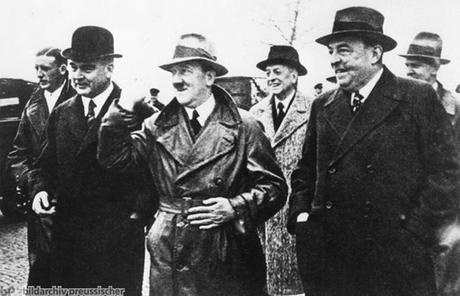 Adolf Hitler, el multimillonario Hitler visita una fábrica de Gustav Thyssen (al fondo de la imagen).