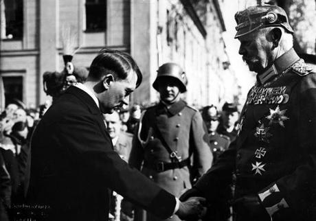 Adolf Hitler, el multimillonario Hinderburg encarga a Hitler la formación de un gobierno