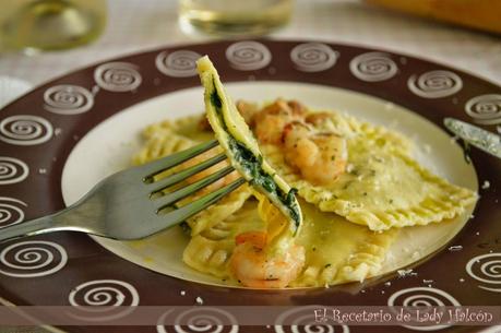 Pasta fresca: Raviolis rellenos de espinacas y crème fraîche con gambas al ajillo