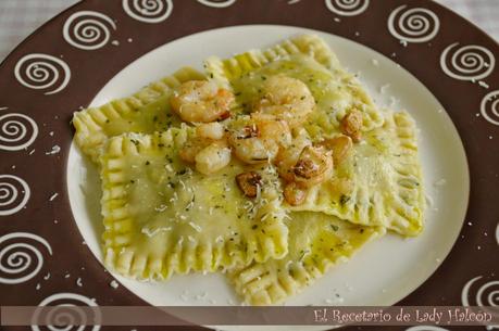 Pasta fresca: Raviolis rellenos de espinacas y crème fraîche con gambas al ajillo