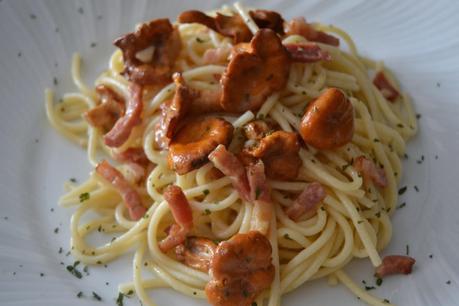 Espaguetis con Rossinyols y beicon