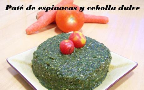 pate de espinacas con cebolla dulce en un plato junto a dos zanahorias y un tomate