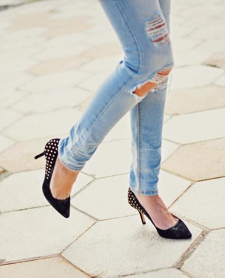 TENDENCIA: JEANS ROTOS + JERSEY TACHUELAS