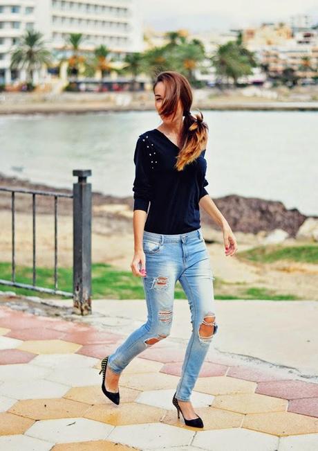 TENDENCIA: JEANS ROTOS + JERSEY TACHUELAS