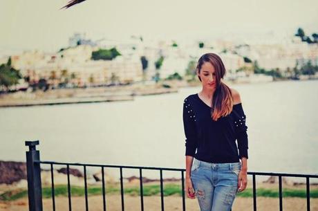 TENDENCIA: JEANS ROTOS + JERSEY TACHUELAS