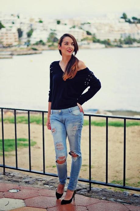 TENDENCIA: JEANS ROTOS + JERSEY TACHUELAS