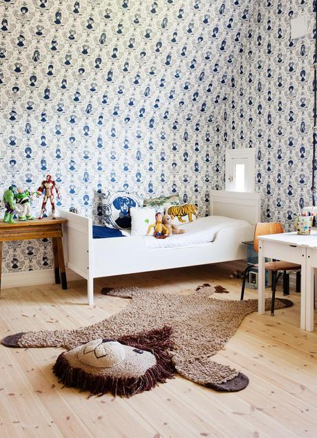 Papeles de pintados, y una decoracion diferente. Lo secretos de una casa rosa, por Lisa Begtsson