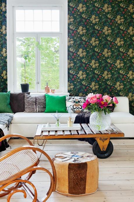 Papeles de pintados, y una decoracion diferente. Lo secretos de una casa rosa, por Lisa Begtsson