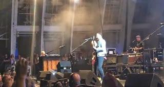 Chris Martin toca con Kings of Leon en Hollywood