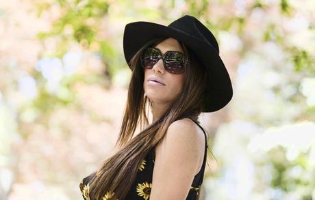 street style barbara crespo sunflowers 6KS dress its hoes boots fashion blogger outfit el retiro blog de moda