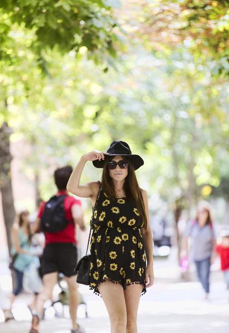 street style barbara crespo sunflowers 6KS dress its hoes boots fashion blogger outfit el retiro blog de moda