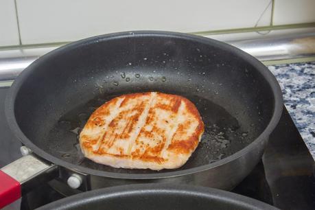 hamburguesa de pollo a la barbacoa y brócoli