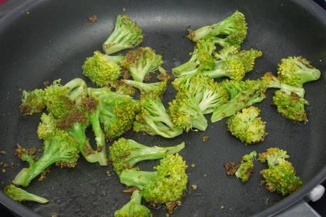 hamburguesa de pollo a la barbacoa y brócoli