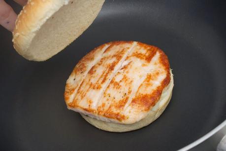 hamburguesa de pollo a la barbacoa y brócoli