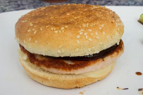 hamburguesa de pollo a la barbacoa y brócoli