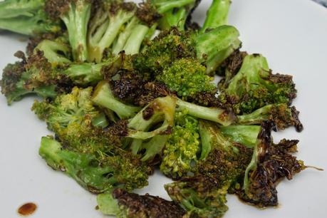 hamburguesa de pollo a la barbacoa y brócoli