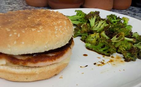 hamburguesa de pollo a la barbacoa y brócoli