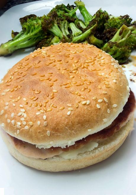hamburguesa de pollo a la barbacoa y brócoli