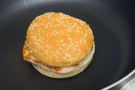 hamburguesa de pollo a la barbacoa y brócoli