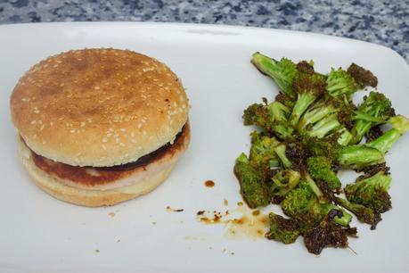 hamburguesa de pollo a la barbacoa y brócoli