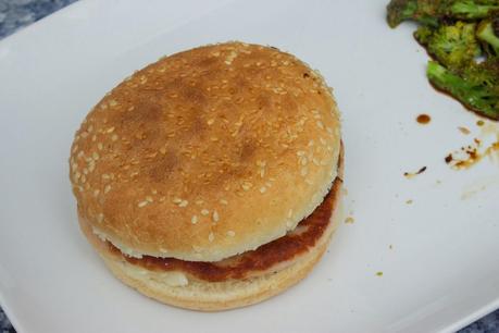 hamburguesa de pollo a la barbacoa y brócoli