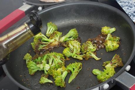 hamburguesa de pollo a la barbacoa y brócoli