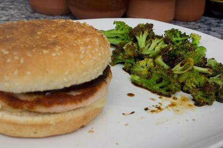 hamburguesa de pollo a la barbacoa y brócoli
