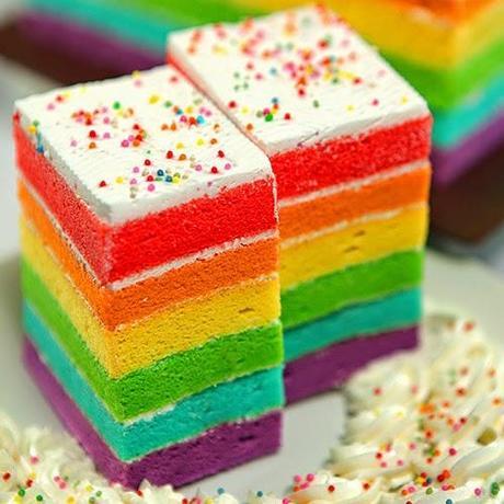Receta de Pastel Arcoiris foto de rebanadas de pastel arcoiris