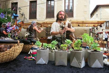 Mercado medieval de Artziniega y banderines descargables_ floreros de cemento pintados  a mano