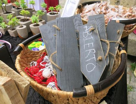 Mercado medieval de Artziniega_ flechas señalizadoras 