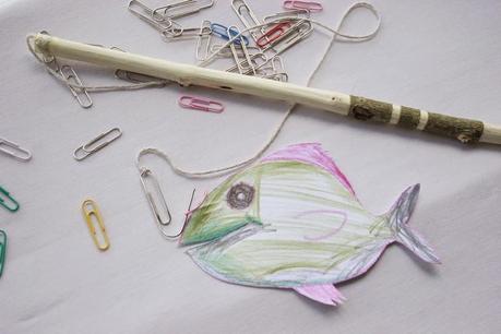 Peces y caña hechos con clips, palo y cuerda para el juego de pesca handmade2