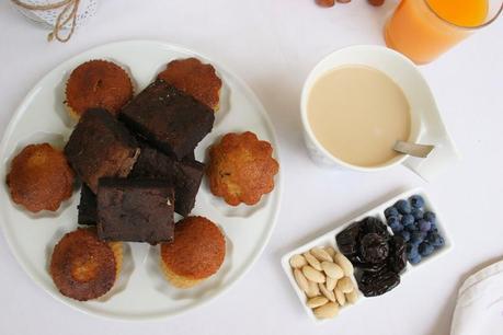 Magdalenas y brownie emplatado en el desayuno con la nueva taza New Wave Barcelona