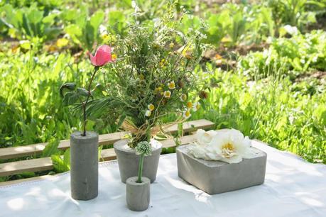 Decorando la mesa del picnic del huerto con un palet y los diy floreros de cemento