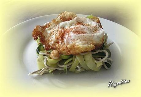 SALTEADO DE ESPAGUETIS DE CALABACIN CON HUEVO