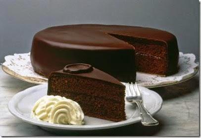 La tarta sacher, es la tarta de cual primero huyes si pretendes adelgazar. Es la tarta de chocolate por excelencia. Su origen tiene que ver con las excelencias de la época.