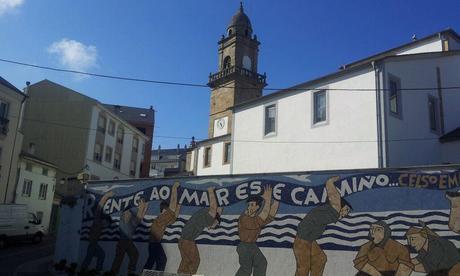 Mural seña urbana de Foz, realizado por escolares del concello guiados por un artista de Sargadelos.