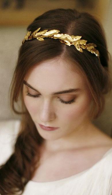 Tocados dorados para novias